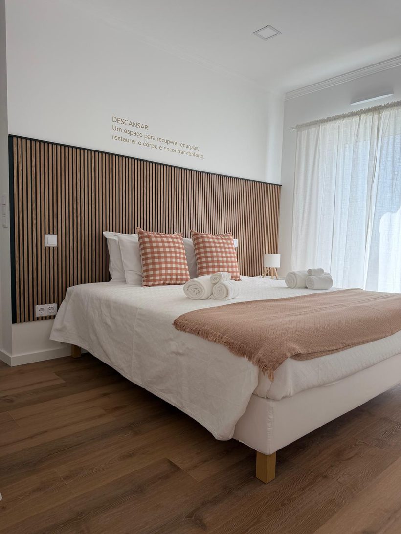 Quarto Descansar com cama de casal e painel de madeira ripada