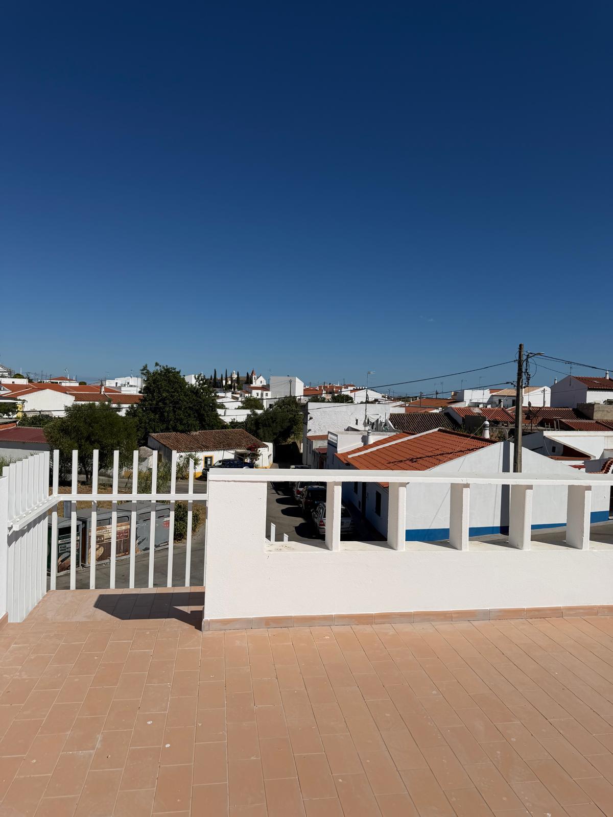 Terraço da casa com vista sobre os telhados da aldeia do Azinhal