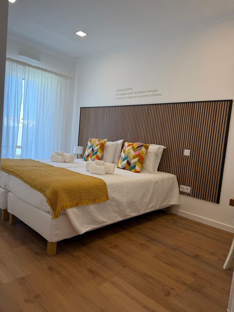 Quarto Desacelerar com almofadas coloridas e varanda